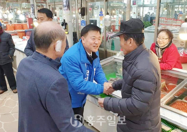 더불어민주당 김학민 예비후보의 선거운동 모습.