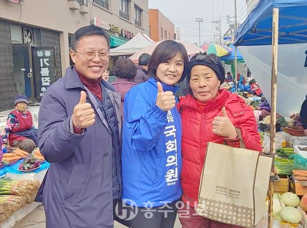더불어민주당 최선경 예비후보의 선거운동 모습.