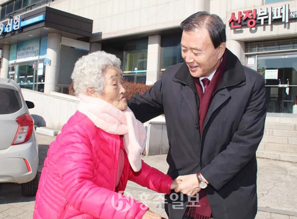 자유한국당 홍문표 의원의 선거운동 모습.