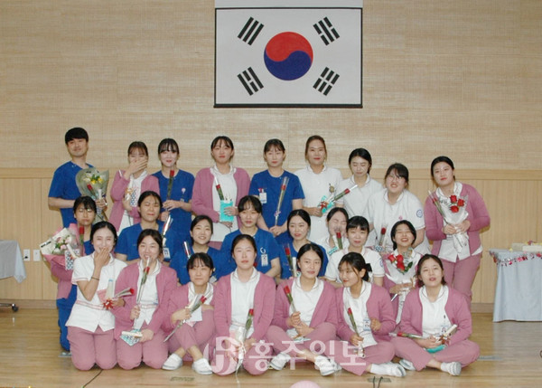 홍성의료원 간호부(간호부장 최남열)가 지난 16일 임신한 간호사를 축하하고 10년 이상 근속한 간호사를 격려하는 행사를 개최했다