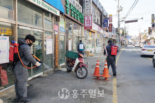 홍성읍남성의용소방대원들이 홍성상설시장 일원에서 소독방역활동을 펼치고 있다.