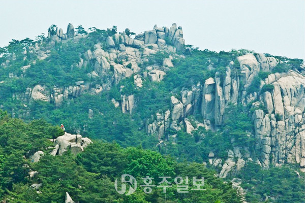 용봉산 병풍바위 전경.