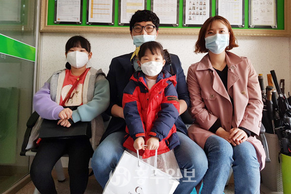 지난달 31일 청로노인종합복지센터를 찾아 가족이 함께 모은 돼지저금통과 마스크를 기부한 김대성 씨 가족.