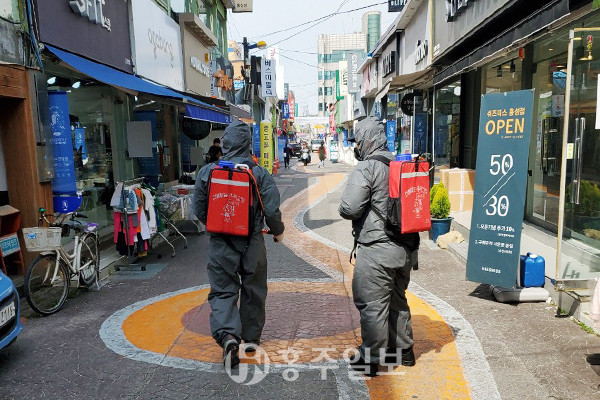 홍성읍의용소방대원들이 명동상가 주변 방역작업을 실시하고 있다.