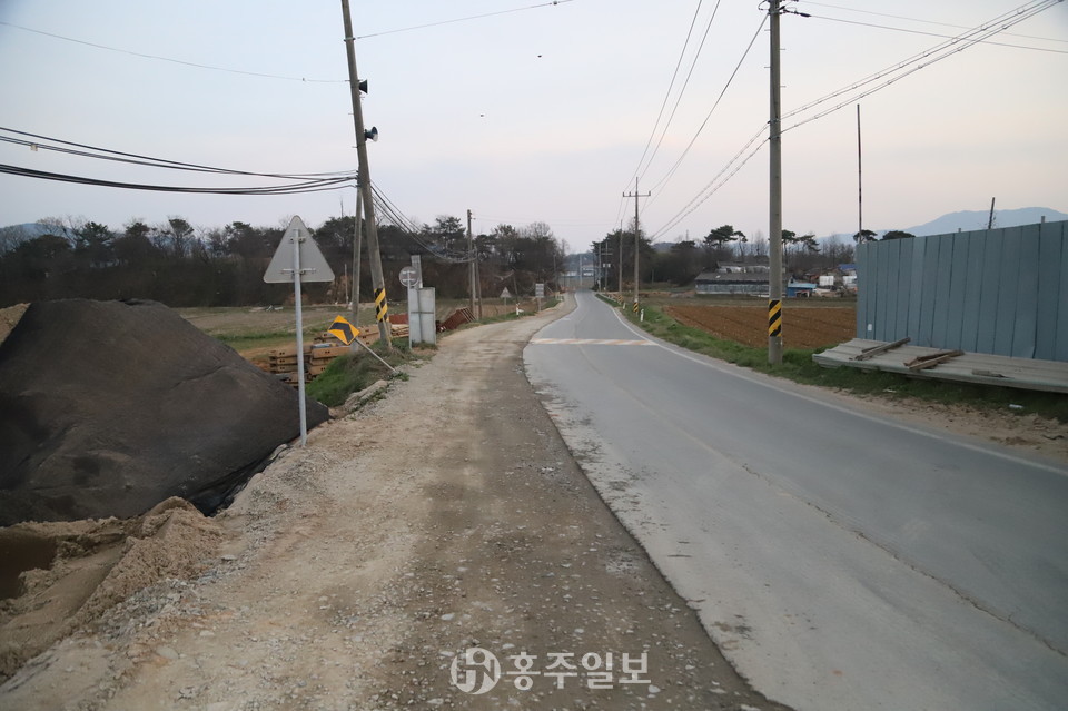 홍성군 운월리 마을 앞 지방도로의 가스관 매설을 위한 굴착공사와 되메우기 공사가 끝났지만 임시포장이 안된 상태로 수일동안 방치돼 있다.