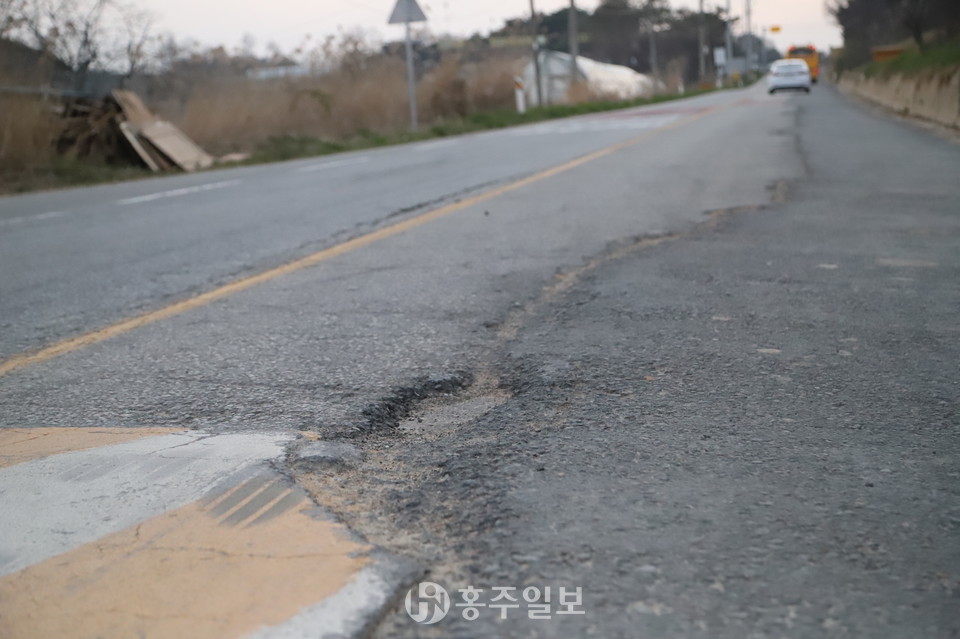 가스관 매설 공사후 임시로 포장된 도로의 표면. 포장된 도로의 곳곳이 사진처럼 깨져 패이고 벌어져 있다.