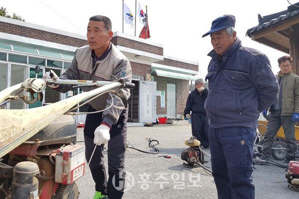 지난 27일 대흥면 송지대야리에서 실시된 농기계 순회수리 모습.