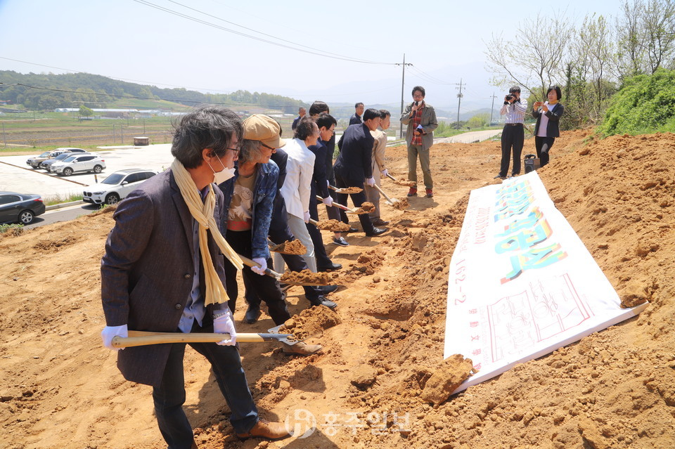 정세훈(출향시인) 노동문학관 건립위원회 위원장과 함께 착공식에 참석한 관계자들이 첫 삽을 뜨는 모습.