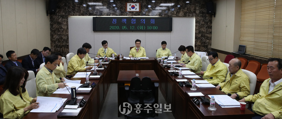 홍성군의회(의장 김헌수)는 지난 12일 코로나19로 고통받고 있는 군민들과 침체된 지역경제에 보탬이 되고자 의원 국외여비, 정책개발비, 자체예산, 직원 국제화여비 등 1억여원을 반납키로 결정했다.