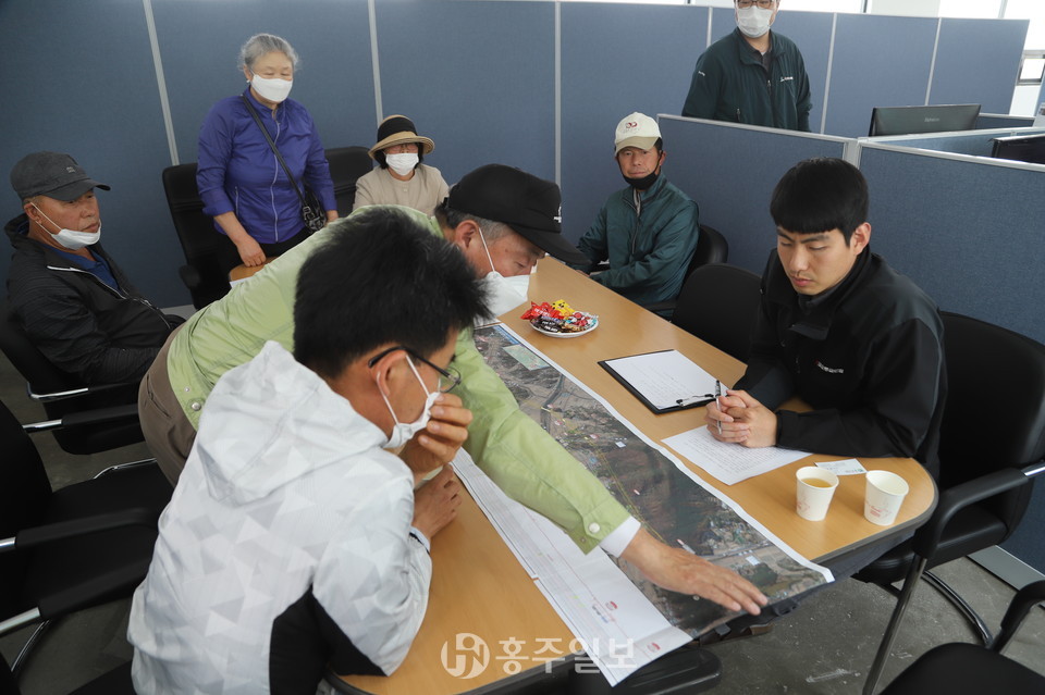 서부내륙고속도로 8공구 시공사인 코오롱글로벌(주)의 홍성사무실을 방문한 홍성군 천태2리 주민들이 고속도로 건설시 마을이 송두리째 없어질지 모른다며 마을관통구간 노선도를 보며 담당 직원에게 노선변경을 강하게 요구하고 있다.