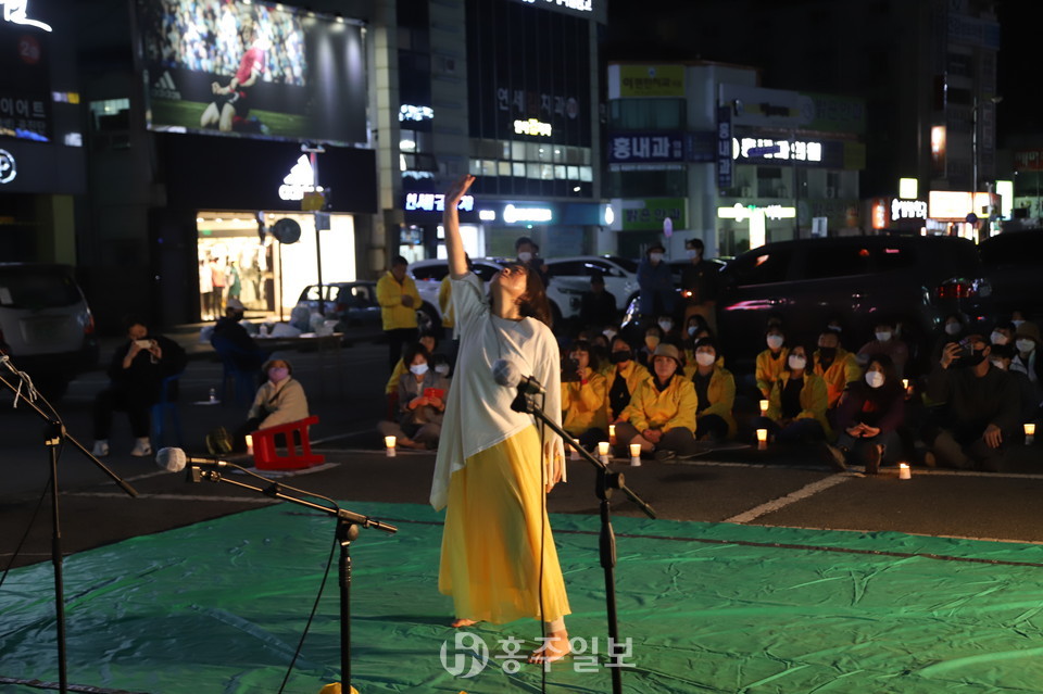 홍성문화연대가 지난 21일 주최한 광주민주항쟁 40주년, 고 노무현 대통령 서거 11주기 추모 행사에서 윤해경 씨가 추모 춤사위 공연을 펼치고 있다.