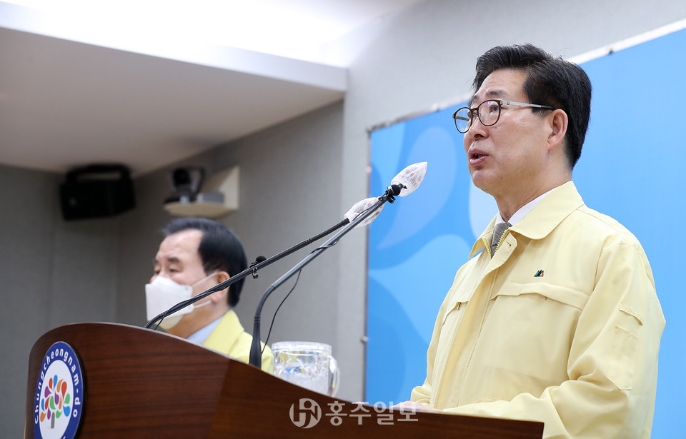 쿠팡 물류센터 감염자 발생 등으로 수도권을 중심으로 코로나19가 급속히 확산하는 양상을 보이자 양승조 충남도지사와 김지철 충남도교육감은 지난달 29일 도청 브리핑룸에서 공동기자회견을 갖고 도민들에게 생활속 거리두기 운동에 적극 동참을 호소하고 있다.