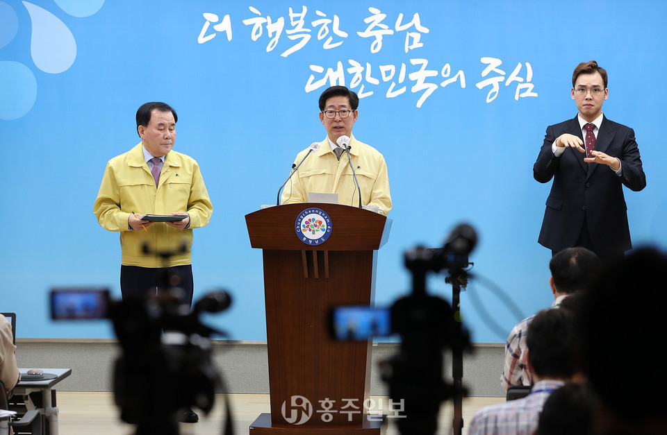 쿠팡 물류센터 감염자 발생 등으로 수도권을 중심으로 코로나19가 급속히 확산하는 양상을 보이자 양승조 충남도지사와 김지철 충남도교육감은 지난달  29일 도청 브리핑룸에서 공동기자회견을 갖고 도민들에게 생활속 거리두기 운동에 적극 동참을 호소하고 있다.