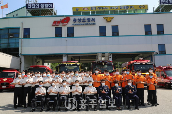 손정호 충남소방본부장이 홍성소방서 직원들과 함께 ‘덕분에 챌린지’에 동참하고 있다.