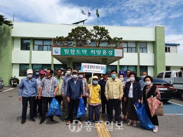 이날 불법 쓰레기 투기 방지를 위한 캠페인이 펼쳐졌다.