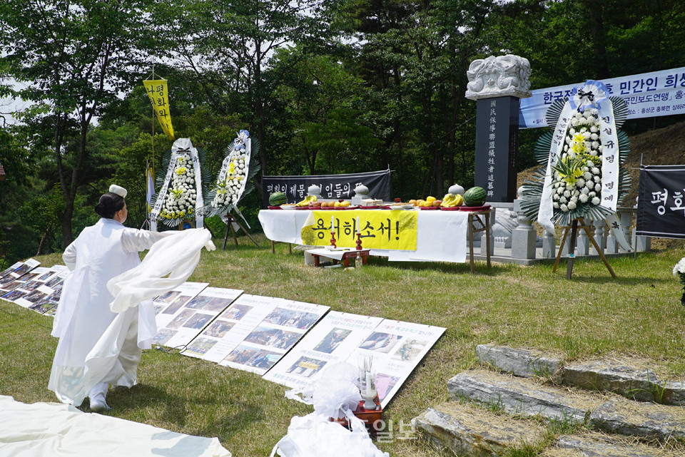 용봉산 국민보도연맹희생자추모비 앞에서 열린 홍성지역 한국전쟁 민간인 희생자 추모제.