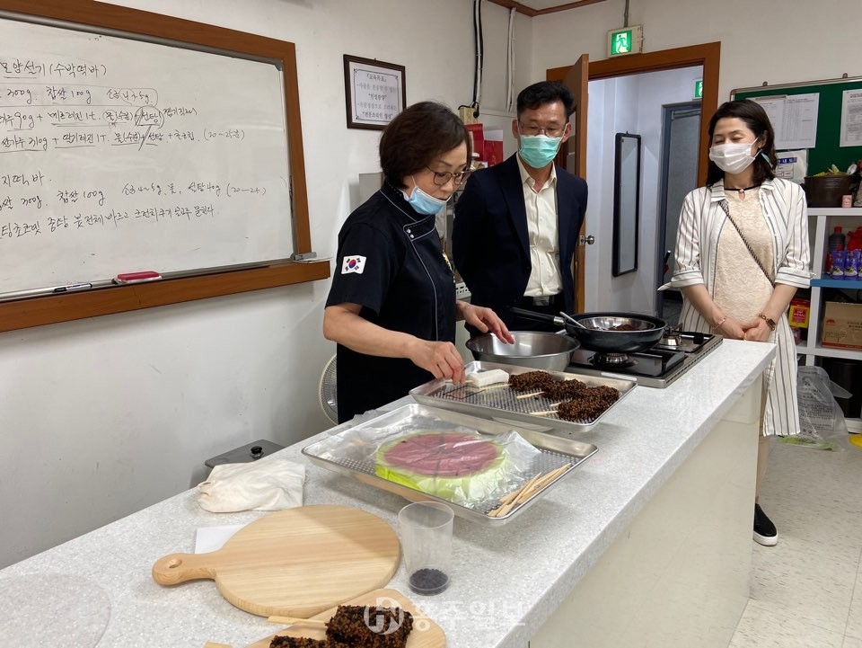 유기농 쌀 디저트 만들기 강의가 진행되고 있다.