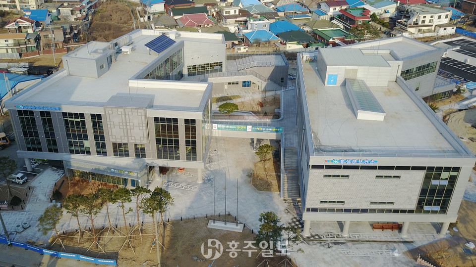 홍성읍행정복지센터와 보건소 전경.