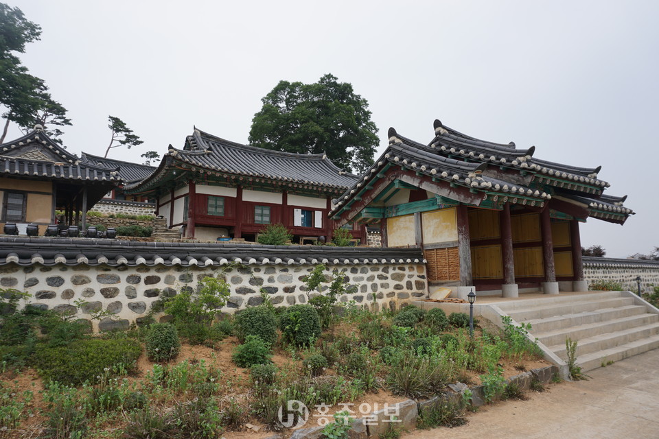 충남 홍성군 결성면에 위치한 결성향교의 전경.