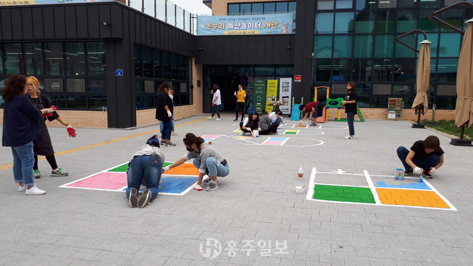 놀잇길 그리기를 하고 있는 학부모들.