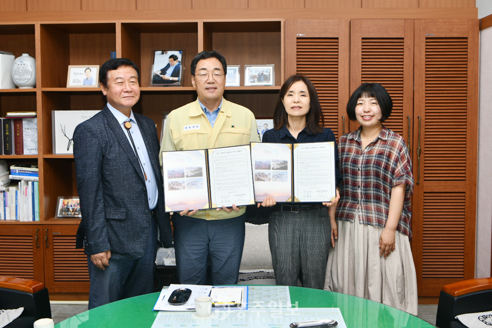 속초시와 바른지역언론연대가 지난달 29일 시청에서 속초 지역경제 활성화를 위한 업무협약을 체결했다. 사진 왼쪽부터 고영진 설악신문 대표이사, 김철수 속초시장, 이영아 바지연 회장.