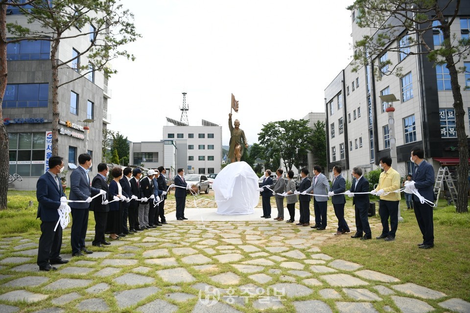 예산군 청사 앞에서 열린 충남최초 3·1만세운동 상징조형물 제막식.