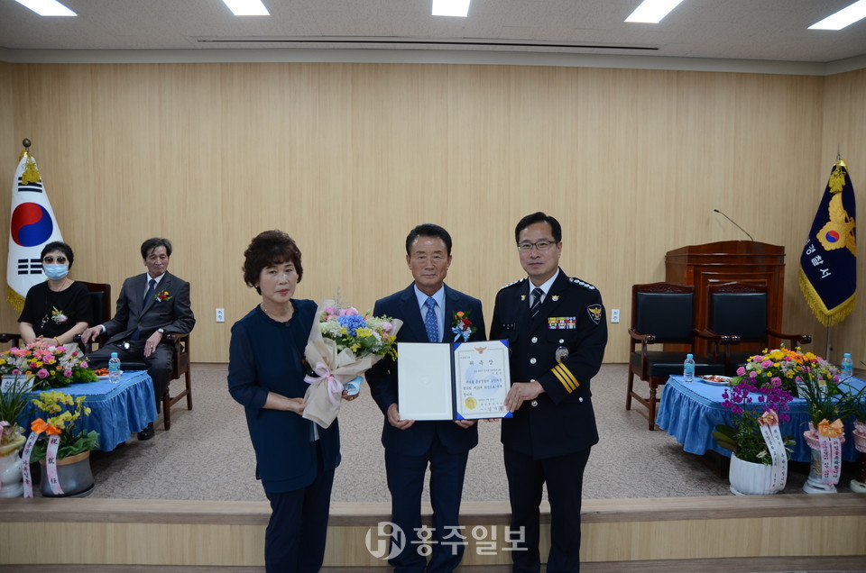 홍성경찰서 김기종 서장이 보안자문협의회 이흥준 제16대 회장에게 위촉장을 수여하고서 함께 사진을 촬영 중이다.