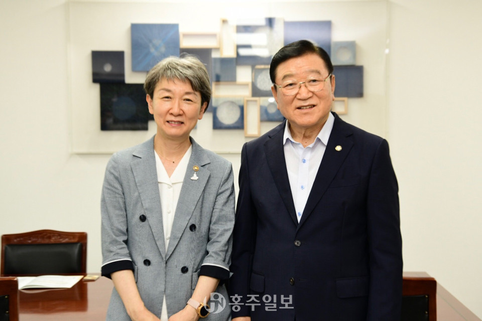 정재숙 문화재청장(왼쪽)과 김석환 홍성군수(오른쪽).