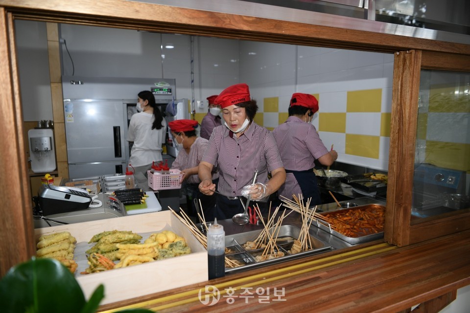 예산군시니어클럽의 회원들이 새참밥고리에서 분식류 음식들을 요리하고 있다.