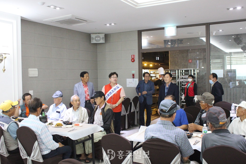 식사에 앞서 정윤 원장, 김상홍 홍북읍 주민자치회장, 이선용 홍북읍장이 어르신들에게 인사말을 나누고 있다.