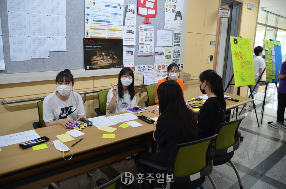 홍성고등학교 학생들이 ‘인문학 한줄로 표현하기’ 행사에 참여해 글을 작성하고 있다.