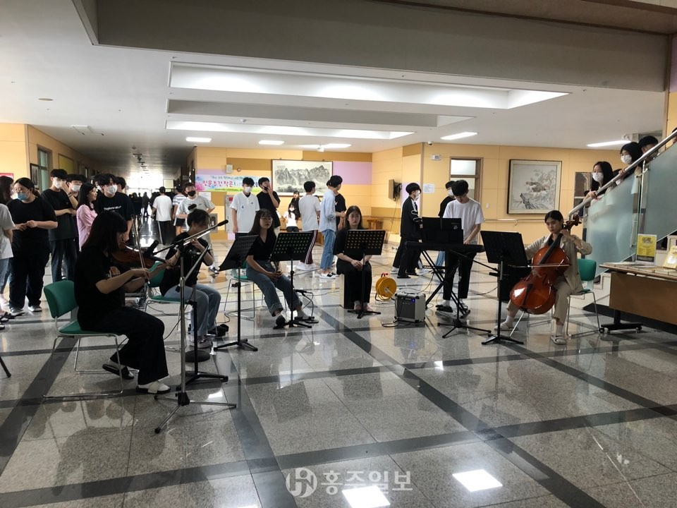 홍성고등학교 1층 로비에서 진행된 ‘인문주간 작은 음악회’.