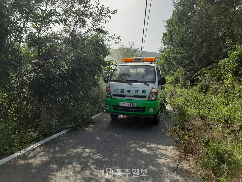 농업기술센터 방역차량을 이용한 응봉면 건지화리 방제.