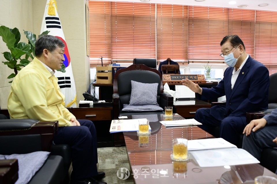 충남대학교 내포캠퍼스 유치에 대해 이야기하는 김석환 군수와 박백범 교육부 차관.