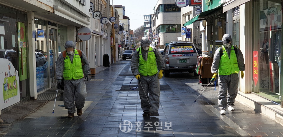 코로나19 예방을 위해 예산읍 거리를 방역하고 있다.