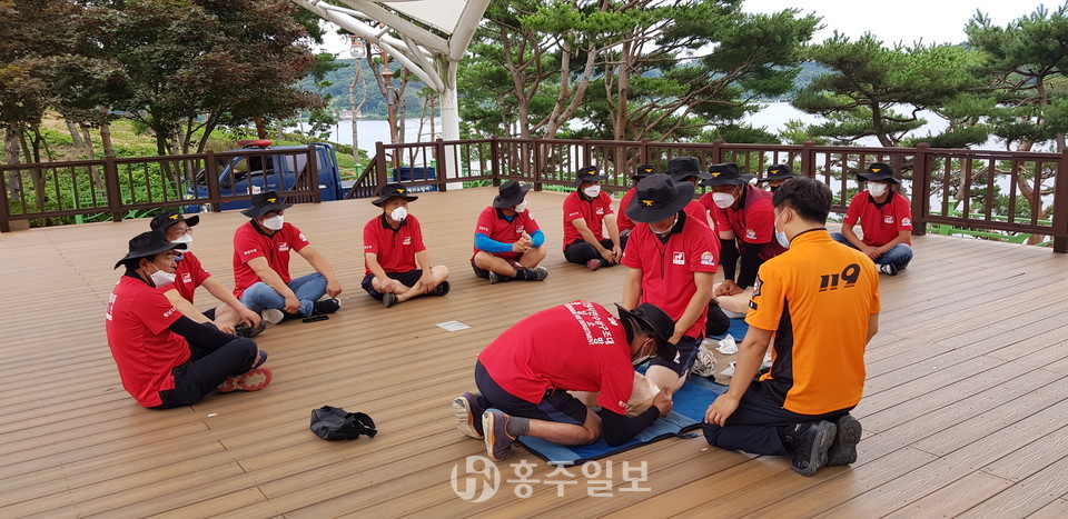 119시민수상구조대가 심폐소생술 교육을 받고 있다.