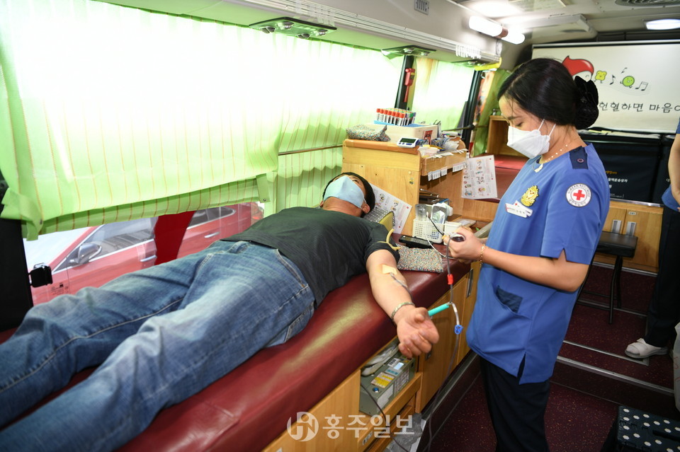코로나19 극복 헌혈 캠페인에 한 군민이 동참하고 있다.