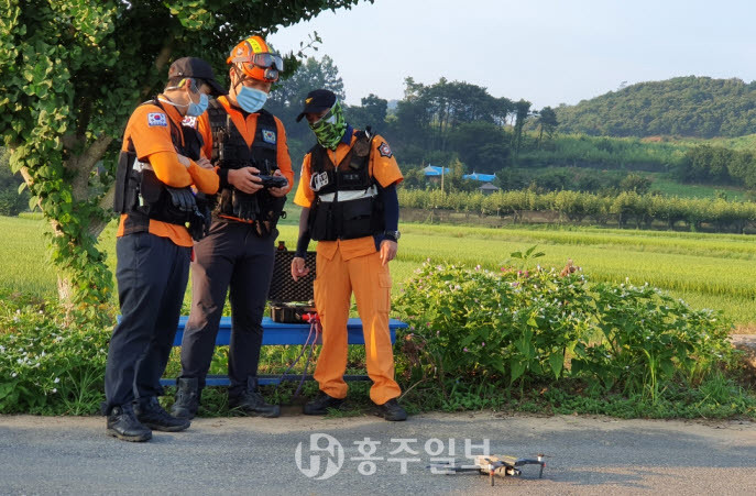 드론을 활용해 구조 대상자의 위치를 파악하고 있다.