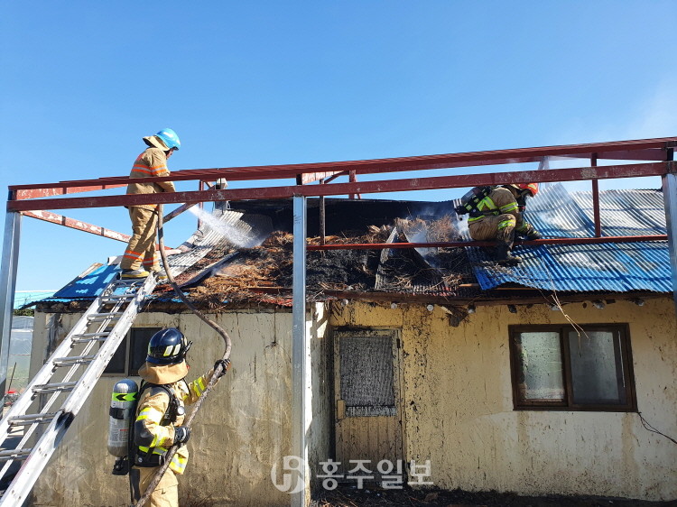 지난 6일 용접 부주의로 인한 화재 현장에서 진화 작업을 진행 중인 예산소방서 직원들.