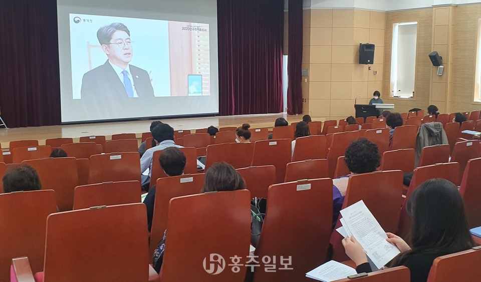 조사원 대상으로 2020 인구주택총조사 관련 교육을 실시하고 있다.