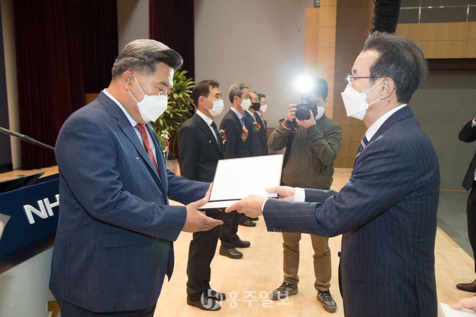 국무총리 표창을 수상하고 있는 삽교농협 김종래 조합장.