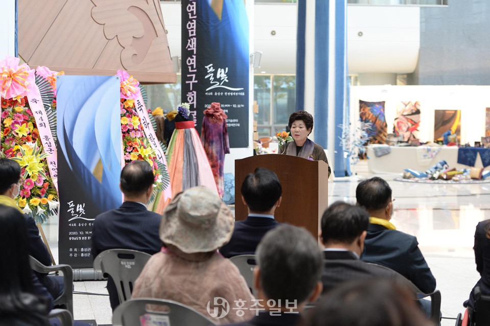 충남도청 1층 로비에서 진행된 ‘풀빛’ 자연염색전 개회식에서 홍성군천연염색연구회 김지란 회장이 인사말을 전하고 있다.<br>