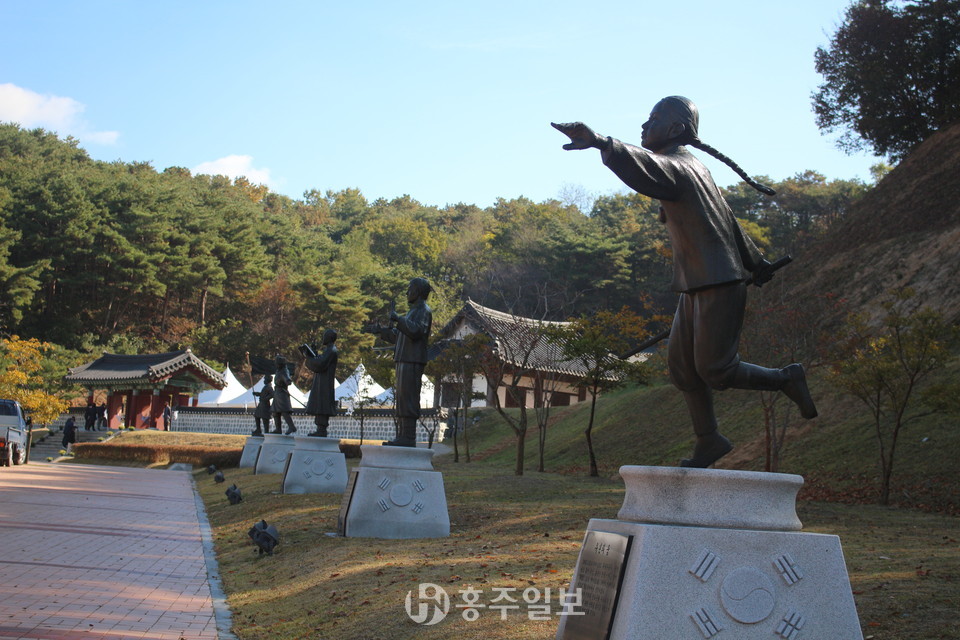 김좌진장군생가지에서 백야사로 올라가는 길에는 김좌진 장군의 어릴적부터 장군이 되기까지를 동상으로 제작해놓았다.