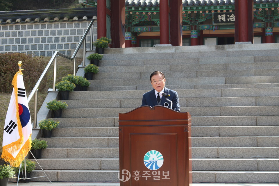 추념사를 전하고 있는 김석환 군수.