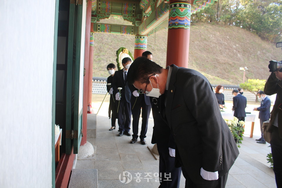 김좌진 장군의 초상화를 향해 고개를 숙이고 있는 홍성군의회 장재석 부의장.