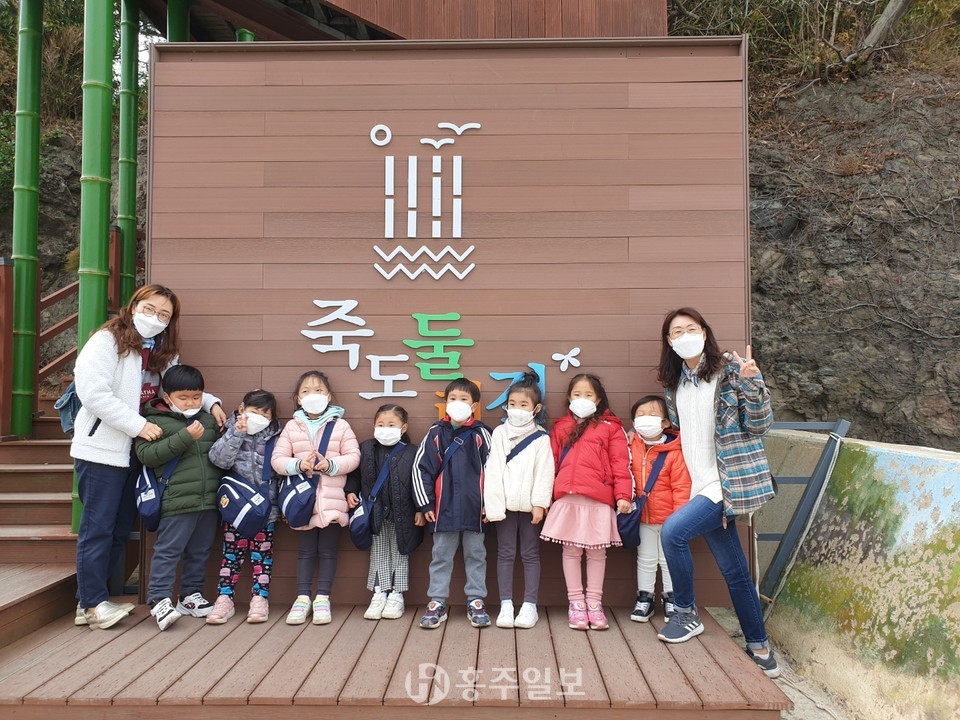 죽도 체험학습에 참여한 신당초등학교 학생들과 교직원들.