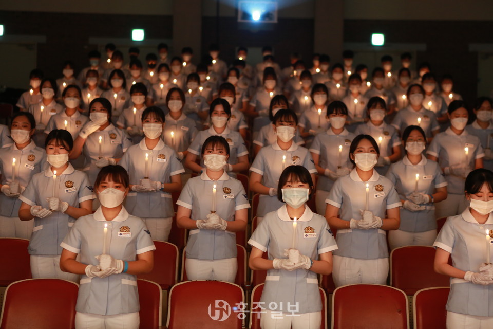 나이팅게일 선서식에 참여한 청운대학교 간호학과 학생들.