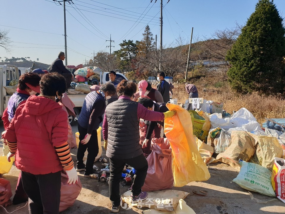 폐비닐을 줍고 있는 새마을회 회원들.