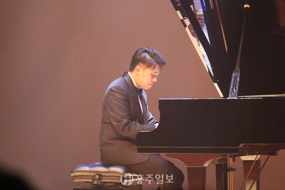 아르티스 남성중창단의 피아니스트를 담당하고 있는 이태정 피아니스트. 이날 베토벤의 피아노 소나타 제17번 '폭풍' 3악장을 독주했다.