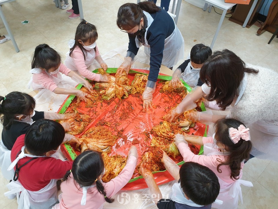 신당초등학교 병설유치원생들이 김장담그기 체험활동을 진행하고 있다.